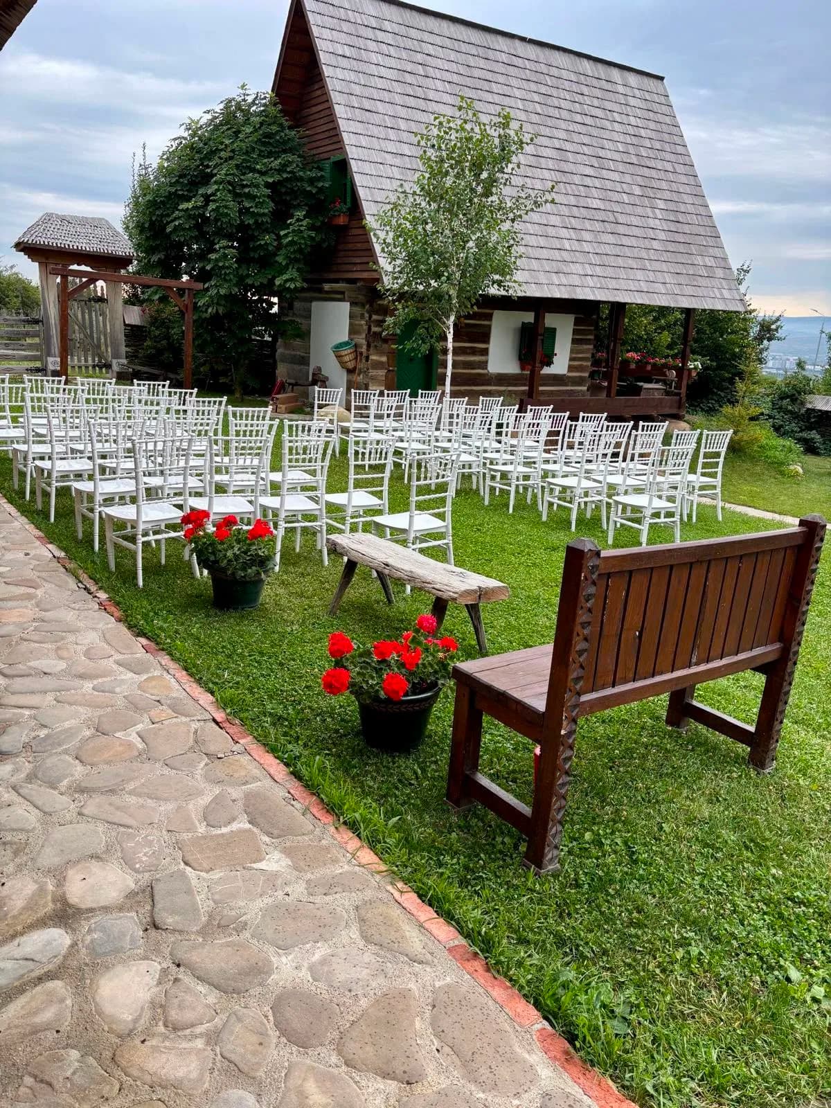 Ceremonie în aer liber amenajată la Echoes of Vlădicu