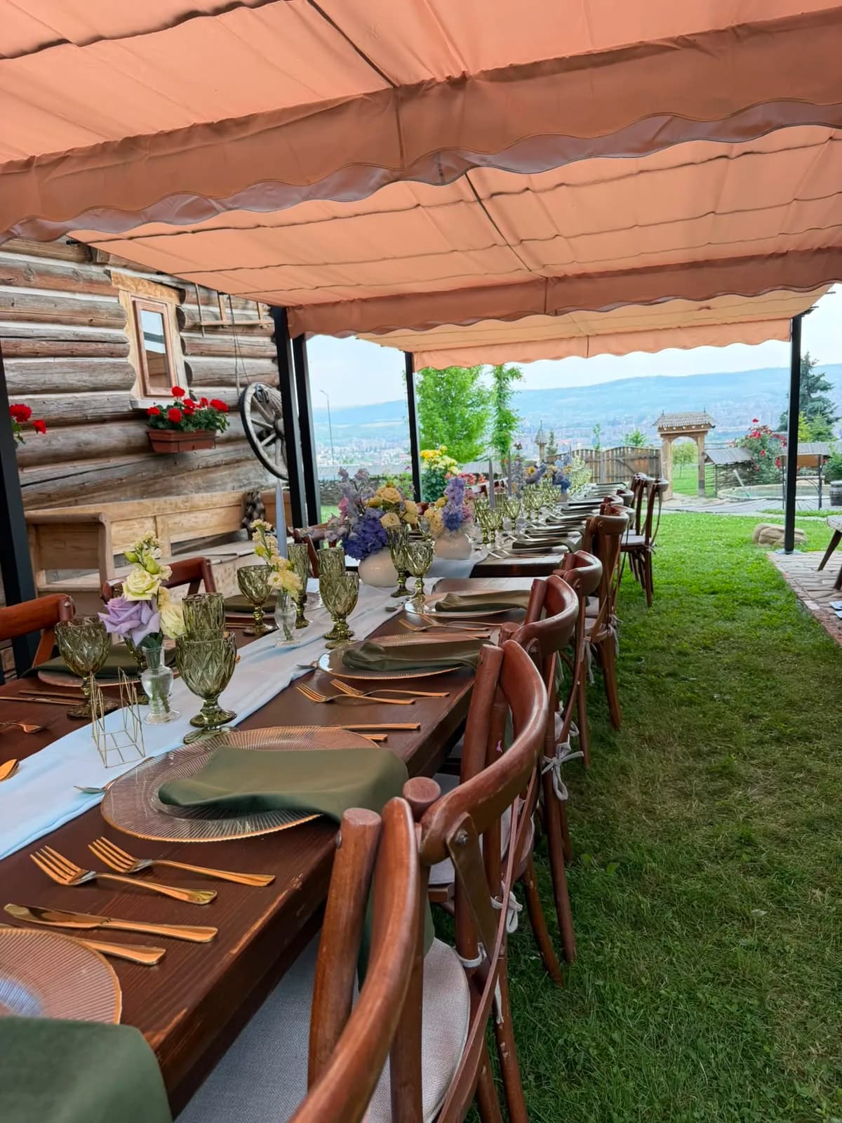 Masă aranjată pe terasă, catering la Echoes of Vlădicu
