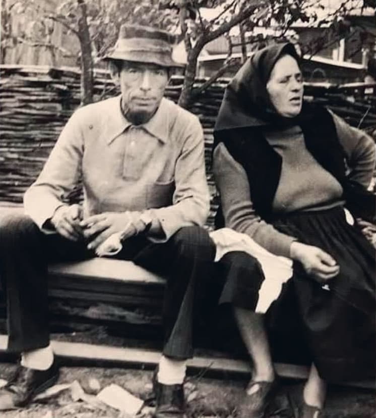 Fotografie de familie cu bunicii care inspiră povestea Vlădicu