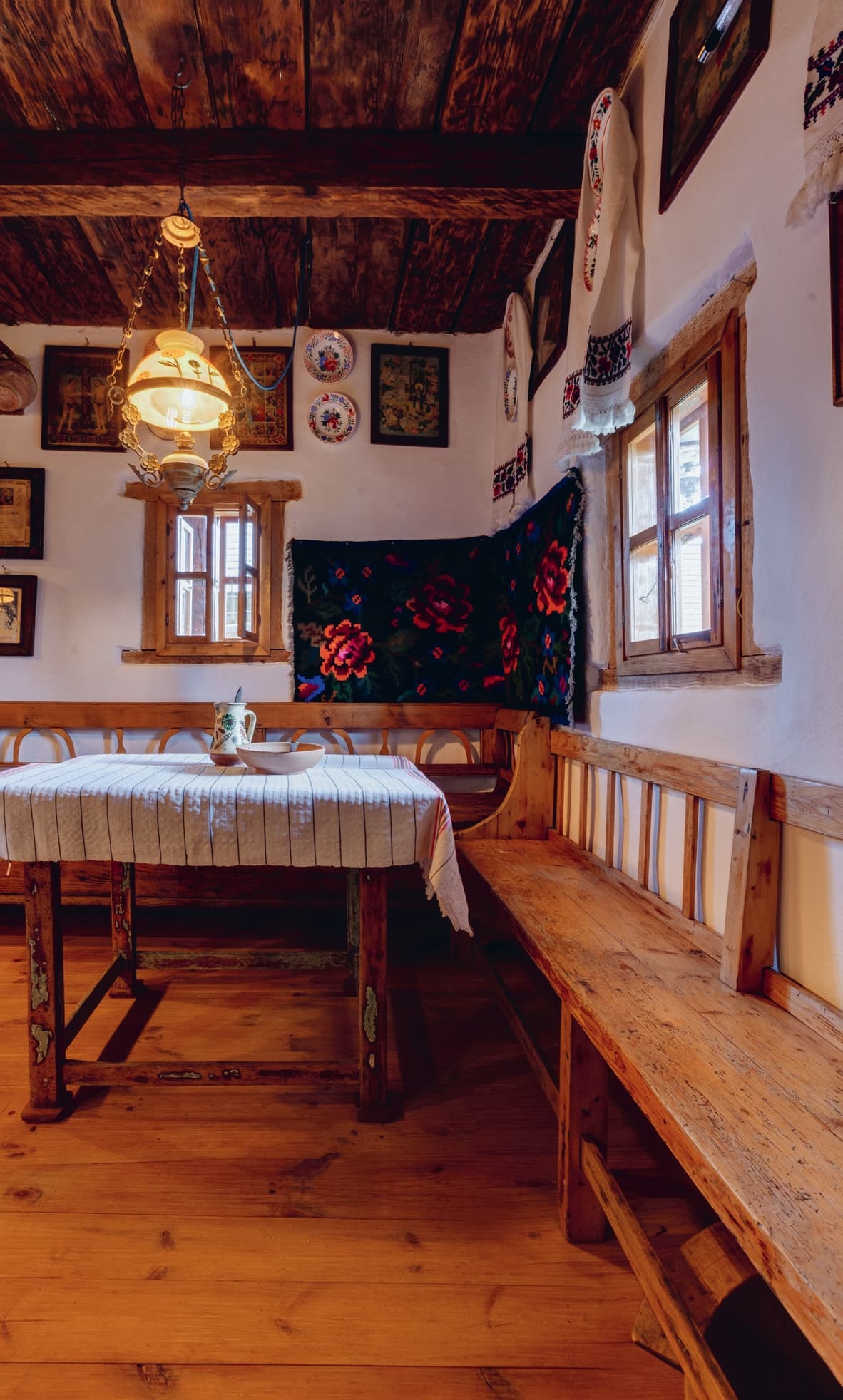 Interior tradițional cu textile și lemn vechi