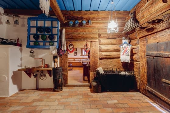 Casa Muzeu — Muzeu la parter, camere la etaj 4